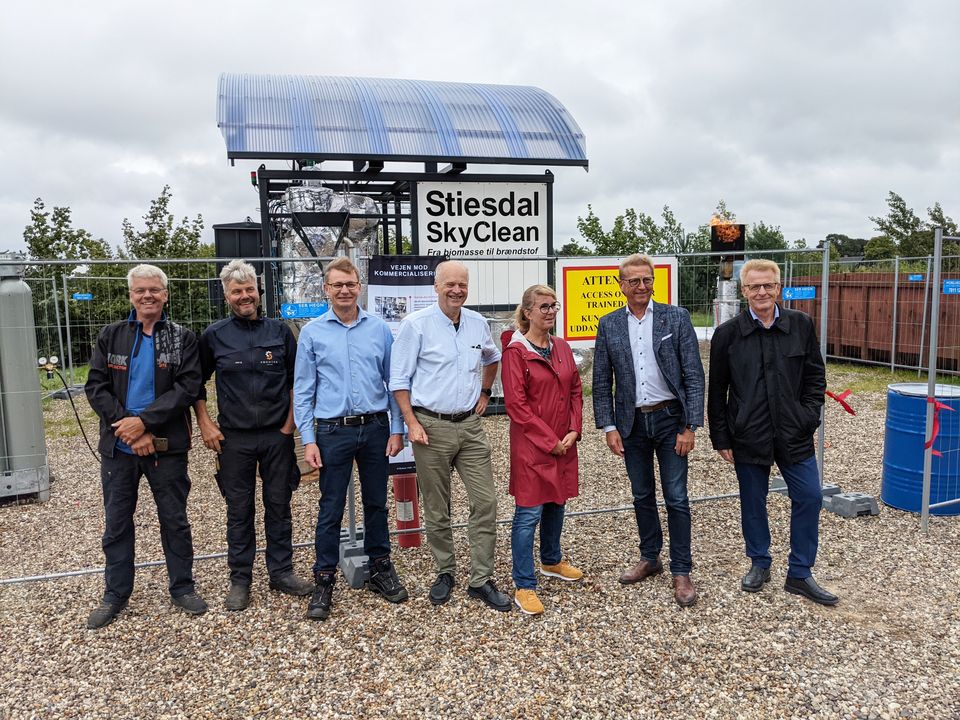 SkyClean 200 KW testanlæg ved Brædstrup. Anlægget har en kapacitet på 200 kW og kan årligt behandle 500 tons landbrugsaffald, hvilket giver en samlet CO2-reduktion på cirka 600 tons.
